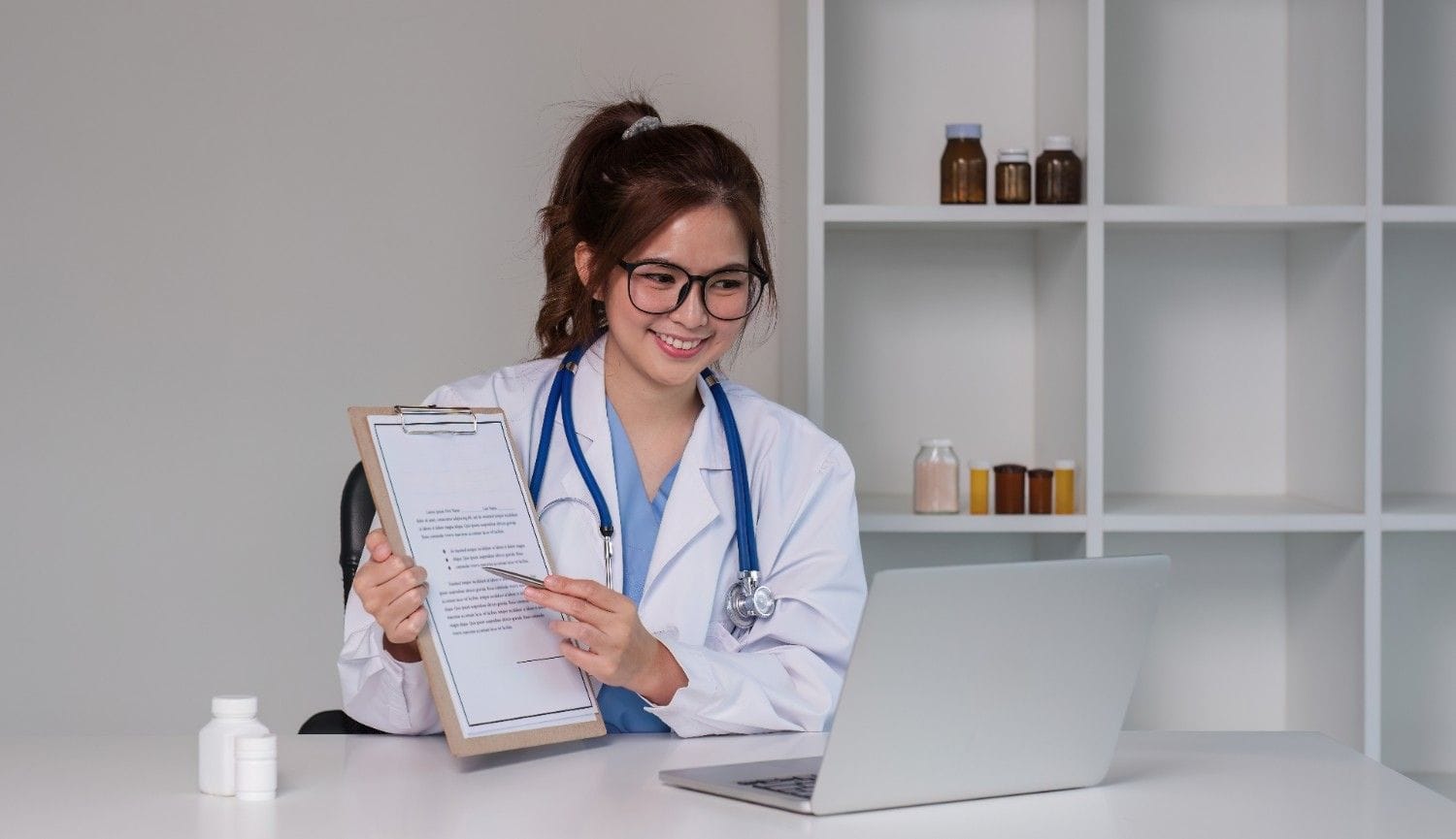 A virtual medical scribe documenting notes during a patient encounter for a Florida healthcare provider.