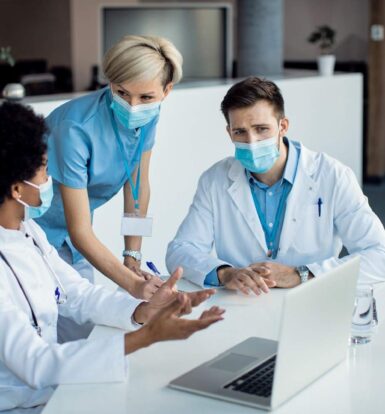 A medical scribe assisting a doctor in South Carolina with electronic health records.