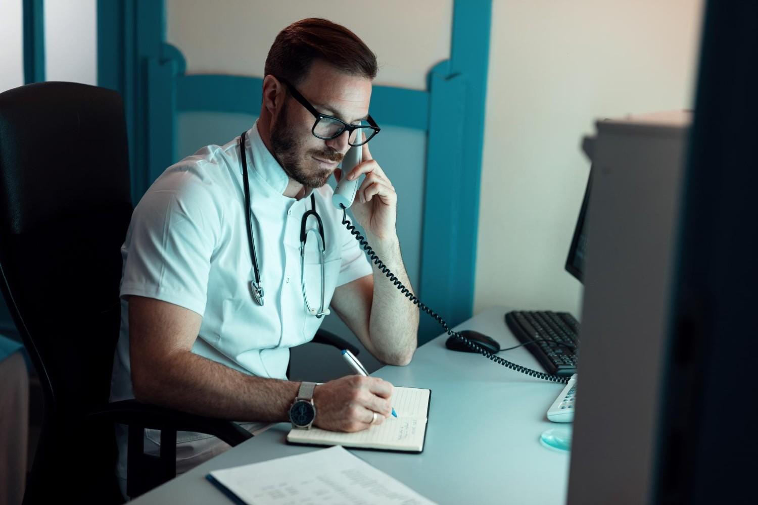 Doctor providing telehealth services while ensuring HIPAA compliance.