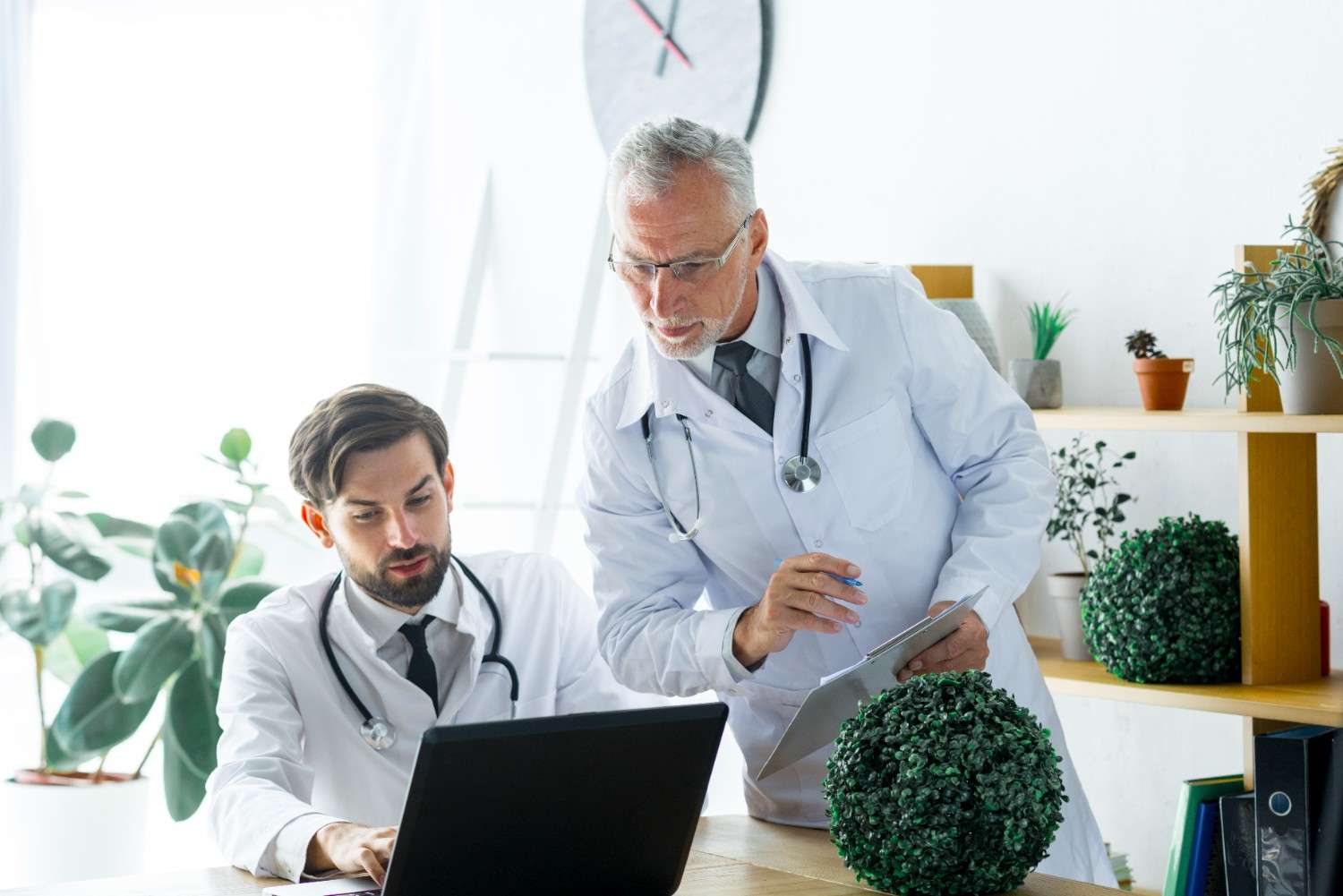 A medical scribe assisting a Delaware physician with documentation to improve efficiency in a small practice.