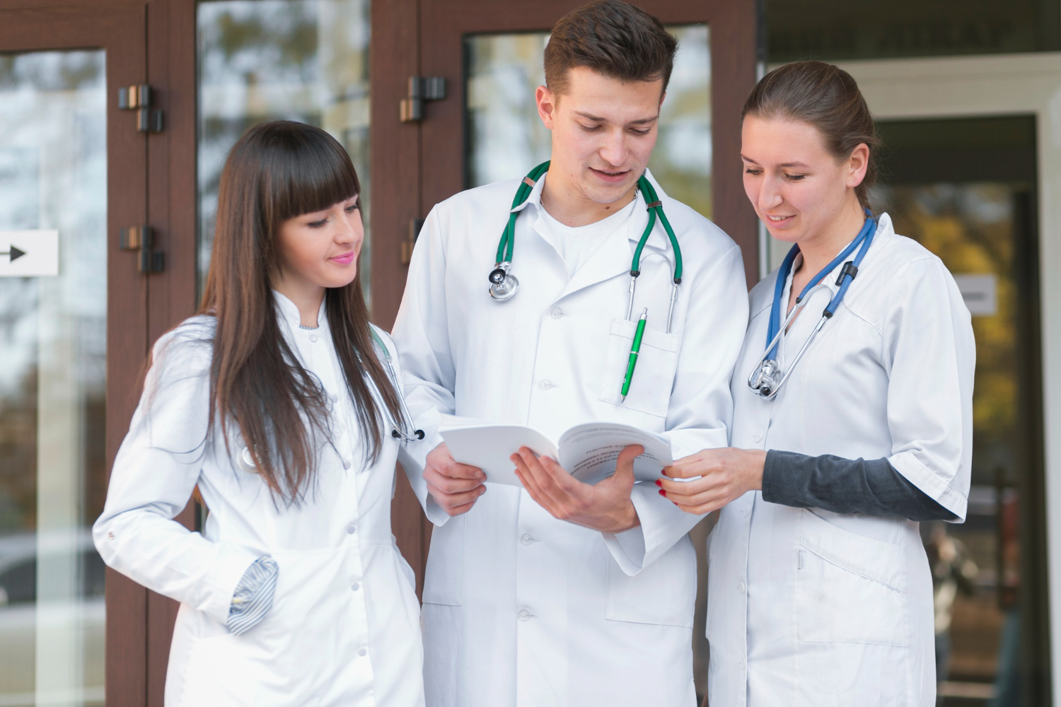 Doctor using virtual medical scribing services in a New Jersey clinic