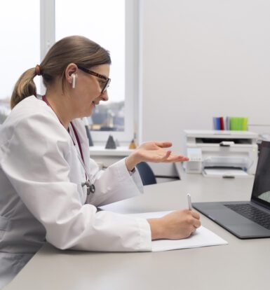 Doctor using Virtual Assistant in Remote Patient Monitoring during an online consultation with a patient.