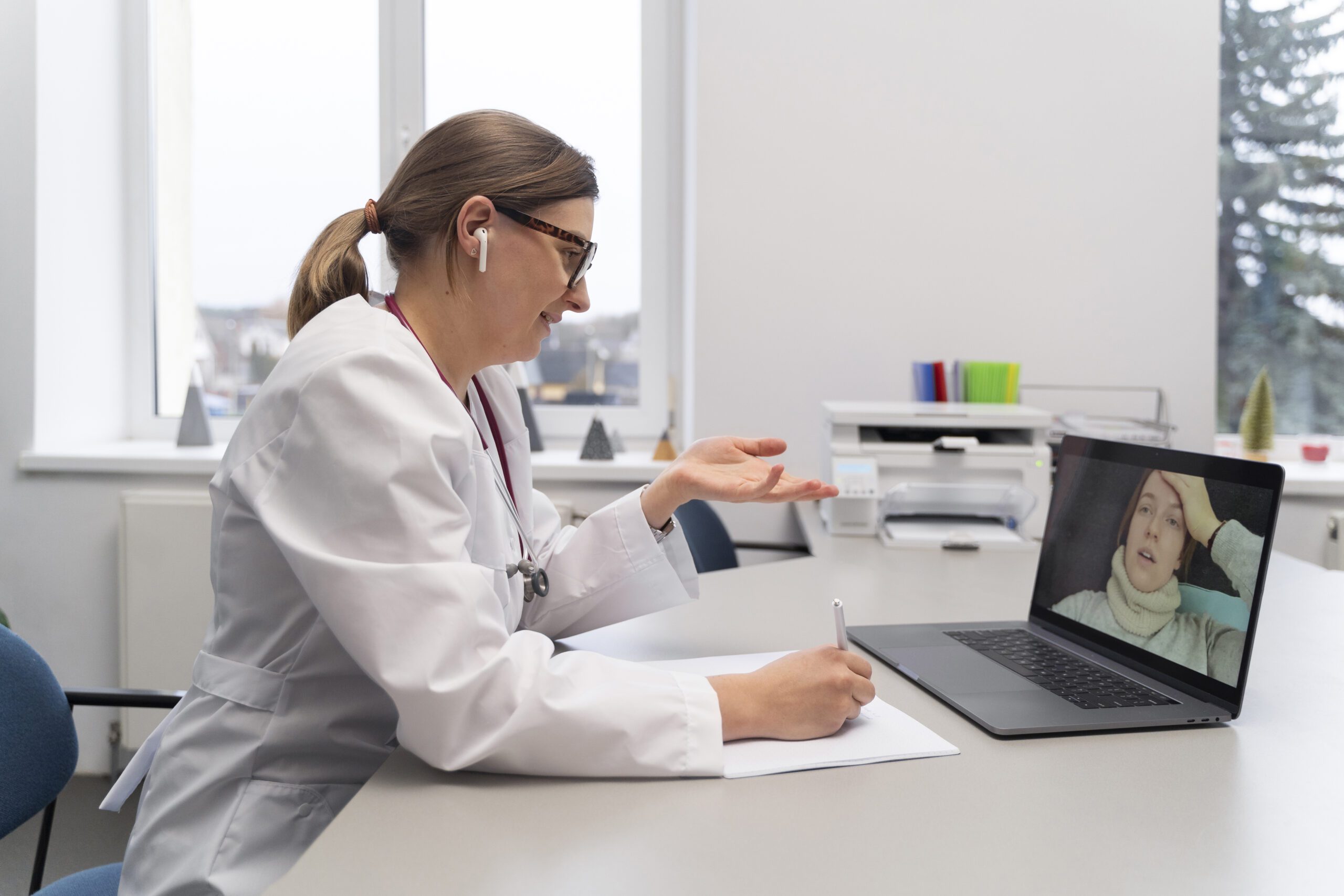 Doctor using Virtual Assistant in Remote Patient Monitoring during an online consultation with a patient.